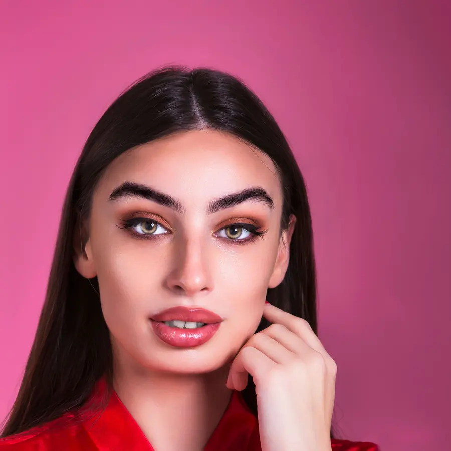 Žena s výrazným obočím a rty, permanentní make-up